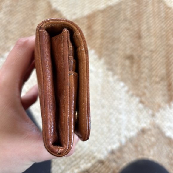 Tory Burch leather envelope continental wallet in tan - Picture 8 of 9